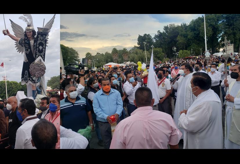 Amontonados sin sana distancia, piden a arcángel terminar la pandemia en Huejotzingo