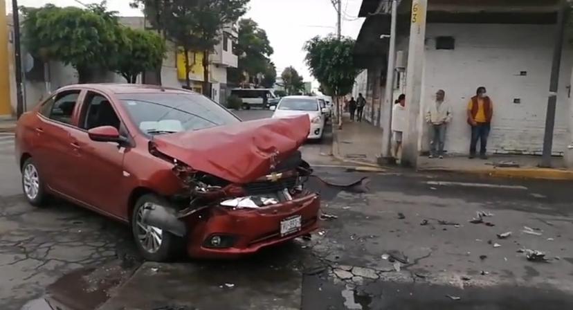 Choque de ambulancia y particular deja varios lesionados en Tehuacán