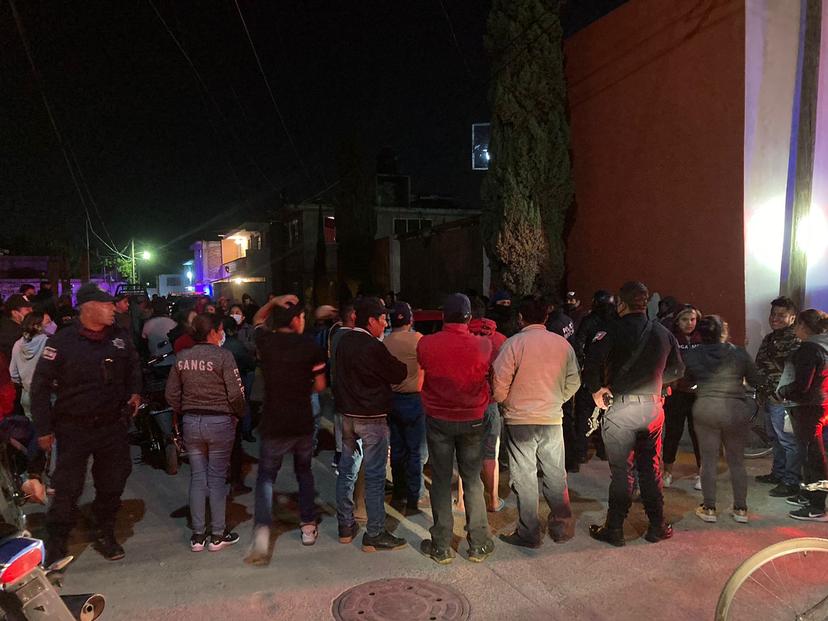 Vecinos amagan con hacer justicia de propia mano tras asalto en Moyotzingo