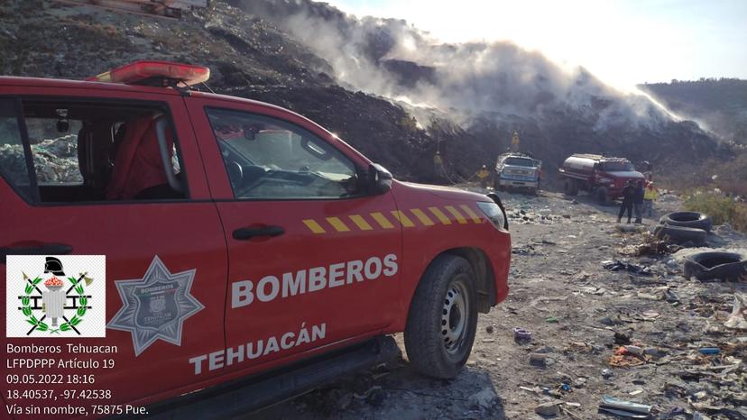 Detienen parcialmente incendio en relleno sanitario de Tehuacán