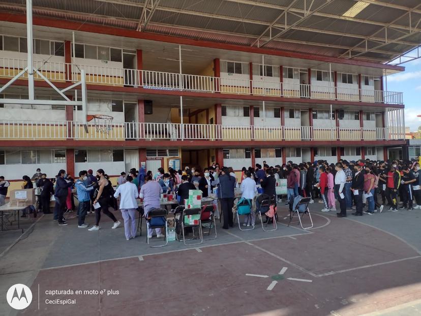 Con desorganización arranca jornada la vacunación a menores en Texmelucan