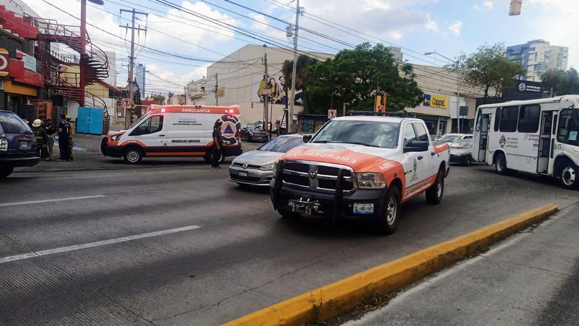 Choca Ruta contra camioneta y deja dos abuelitas lesionadas