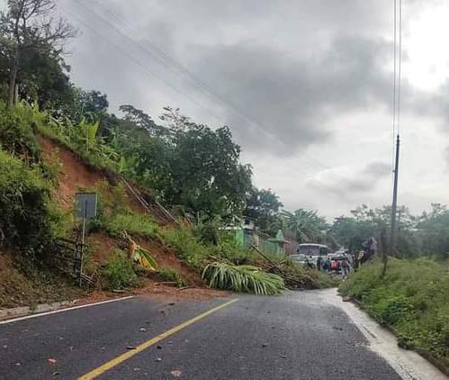 Derrumbe sepulta casa y deja dos muertos y un lesionado en Eloxochitlán