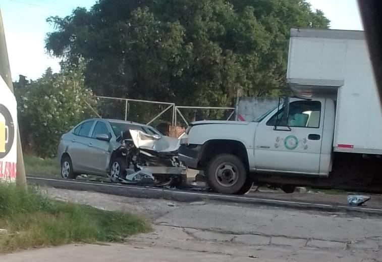 Se registra choque frontal entre camioneta y auto en Tlalancaleca