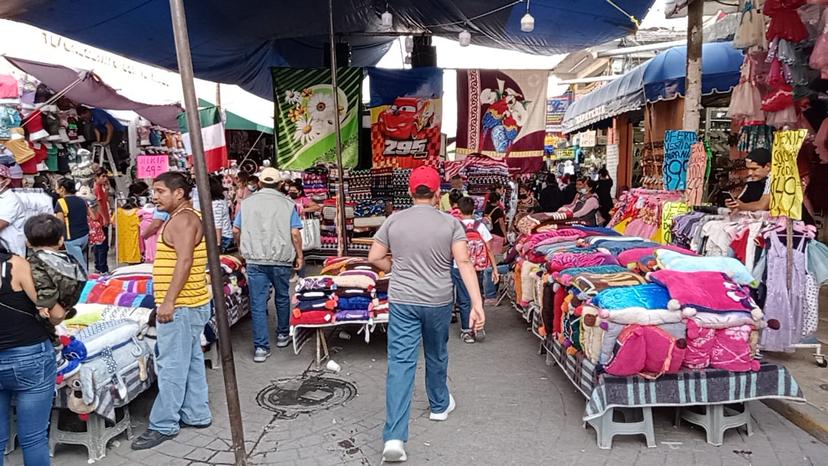 Amagan comerciantes de temporada con instalarse a la fuerza en verbena popular de Tehuacán