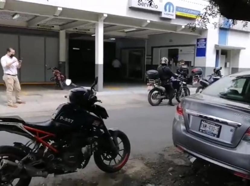 Con disparos al aire sujetos asaltan agencia automotriz Diez de Tehuacán