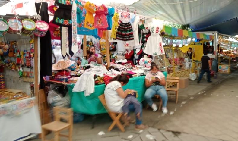 Acomodan a artesanos de Tehuacán en espacios de Fiestas Patrias a punta de navaja