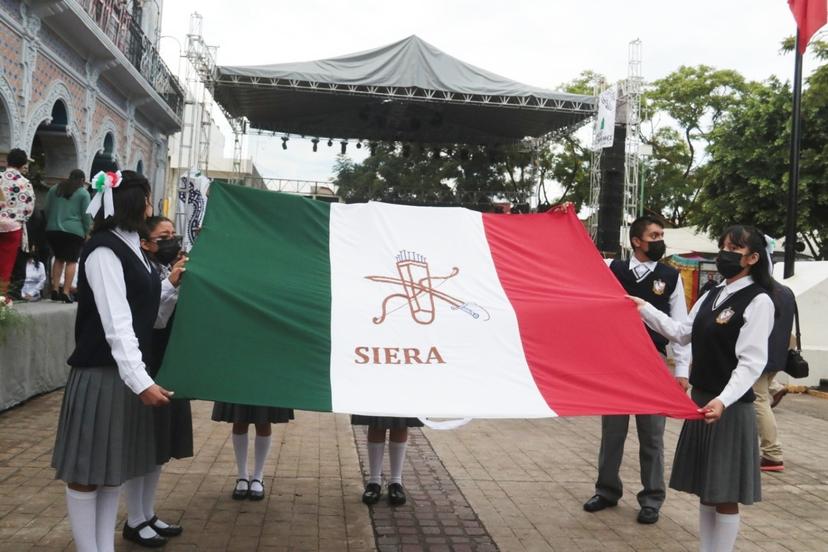 Reciben en Tehuacán Bandera Siera