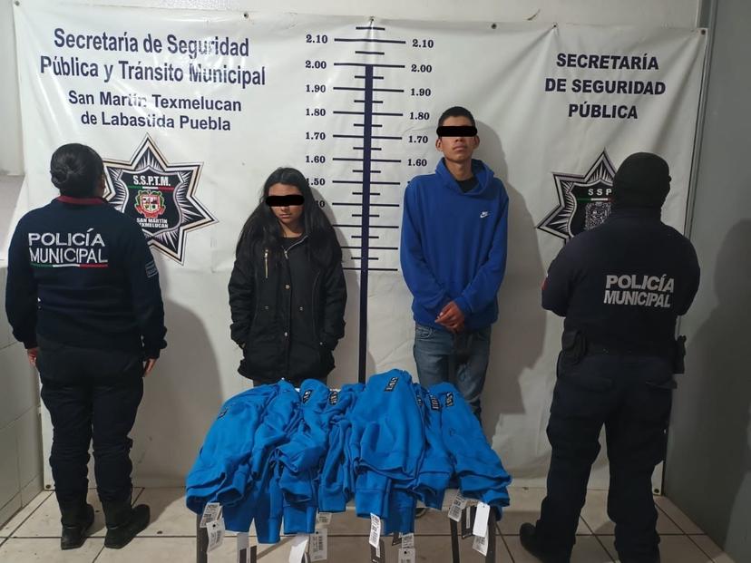 Aseguran a jóvenes farderos tras robo en tienda de Texmelucan