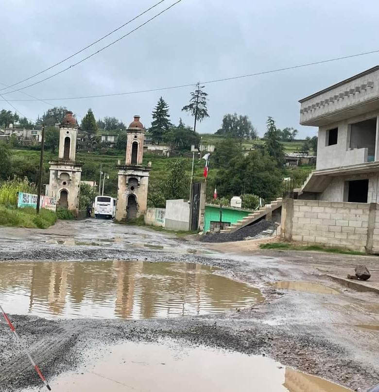 Ante negativa de edil de Tlalancaleca, vecinos se organizan y rehabilitan carretera