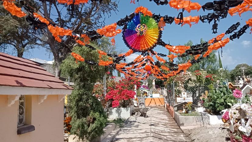 Gran afluencia de visitantes registran los panteones de Tehuacán