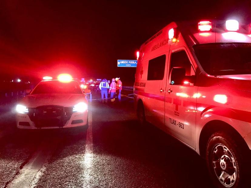 Dos jóvenes mueren tras chocar de frente con tráiler en la Amozoc-Perote