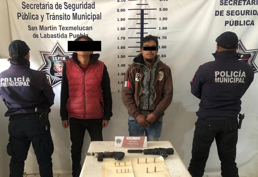 Tras persecución aseguran a dos hombres armados en Moyotzingo