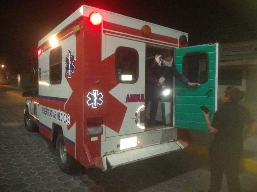 Arrojan desde un auto a una menor con uniforme del COBAT