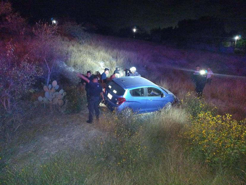 Conductor resulta lesionado al volcar su auto sobre la Tehuacán-Teotitlán