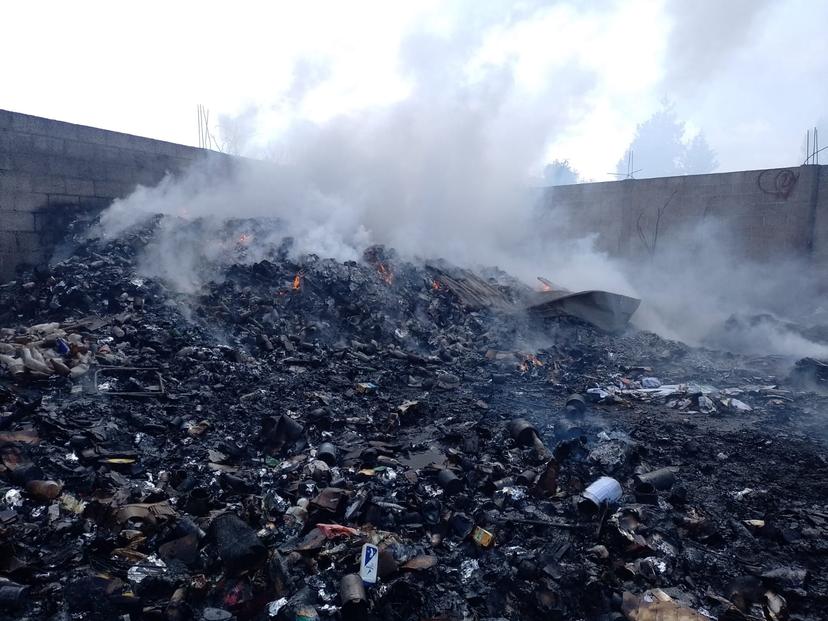 Bomberos de Texmelucan sofocan incendio en recicladora