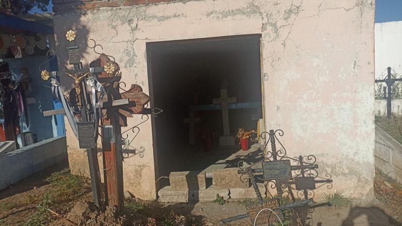 En Tlahuapan roban cruces y herrería de panteón