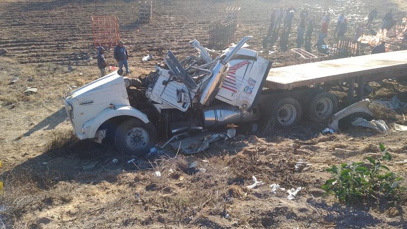 Volcadura de tráiler deja 4 lesionados en Cañada Morelos