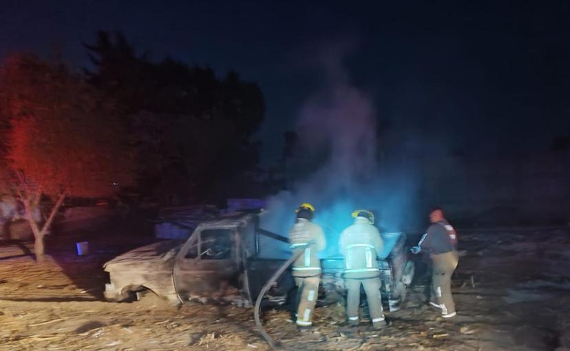 Bomberos sofocan el incendio de una camioneta en Texmelucan