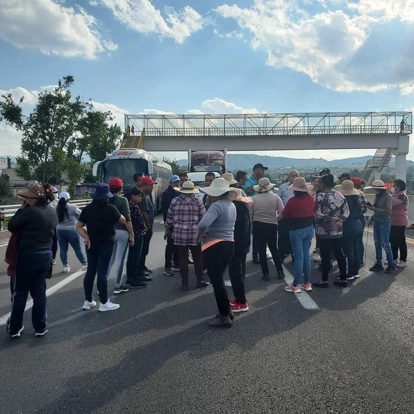 Vecinos de Tlahuapan toman la México-Puebla por conflicto religioso