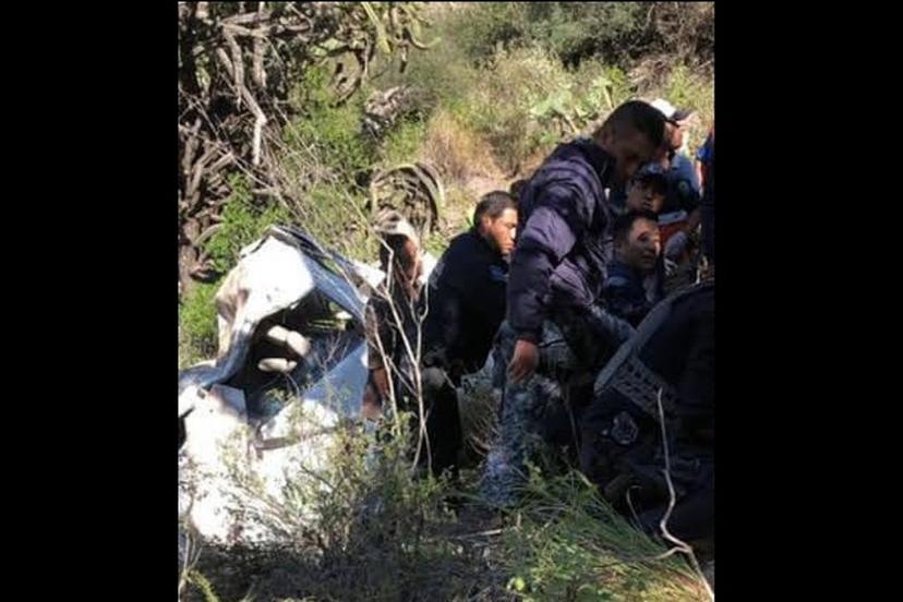 Mueren 3 personas al caer en barranco de Coxcatlán