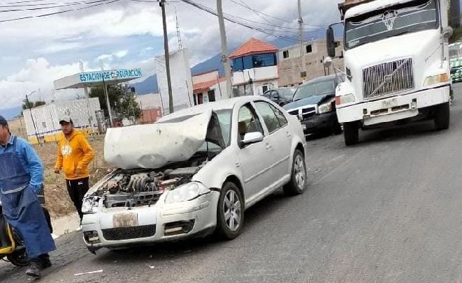 Cuatro vehículos dañados por choque sobre carretera al Verde