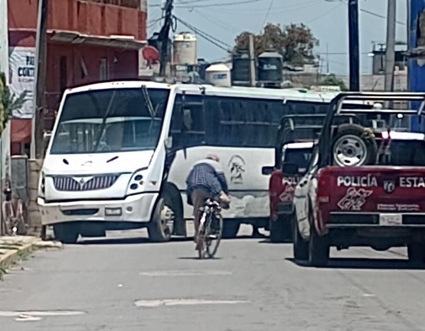 Patrulla de policía estatal choca contra unidad de personal en Texmelucan