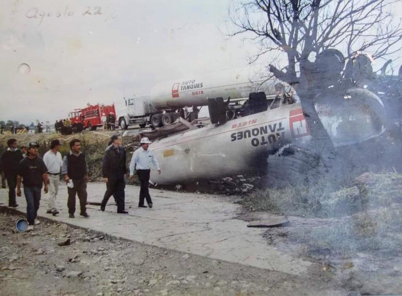 En Texmelucan reconocen a bomberos en su día