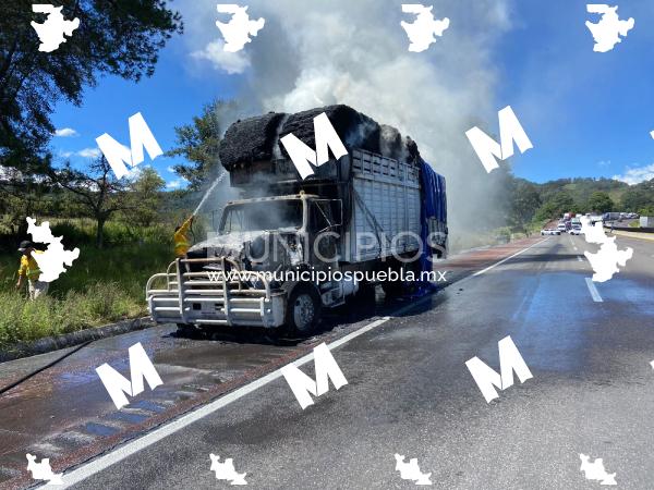 Se incendia camión en la México-Puebla a la altura de Tlahuapan