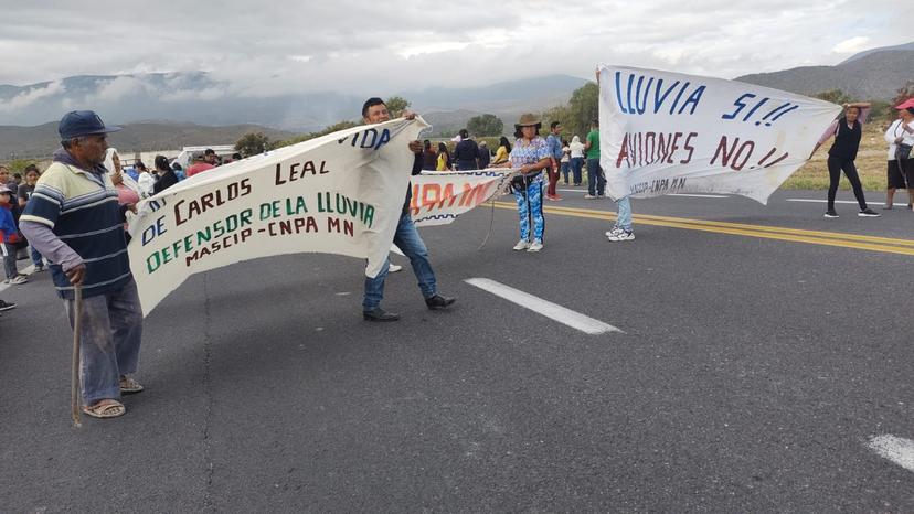 Bloquean la Cuacnopalan-Oaxaca para exigir aparición de Carlos Rodríguez Leal