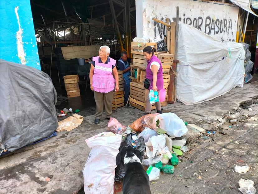 Sancionan en Tehuacán a tres personas por tirar basura en vía pública 