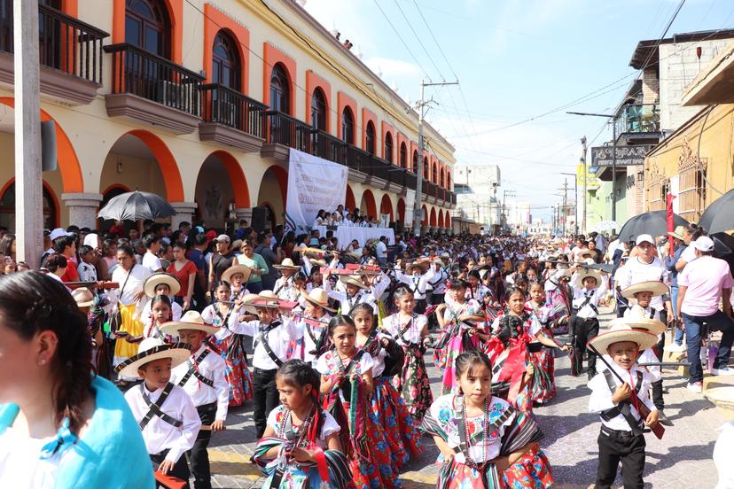 Más de 12 mil personas participaron en desfile de la Revolución en Tehuacán