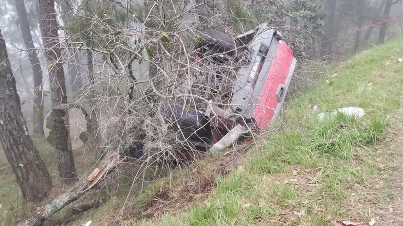 Se vuelca camioneta y mueren dos menores en la carretera Tlaxco-Tejocotal