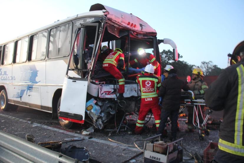 VIDEO Un muerto y 20 lesionados deja accidente en Xaltocan, Tlaxcala