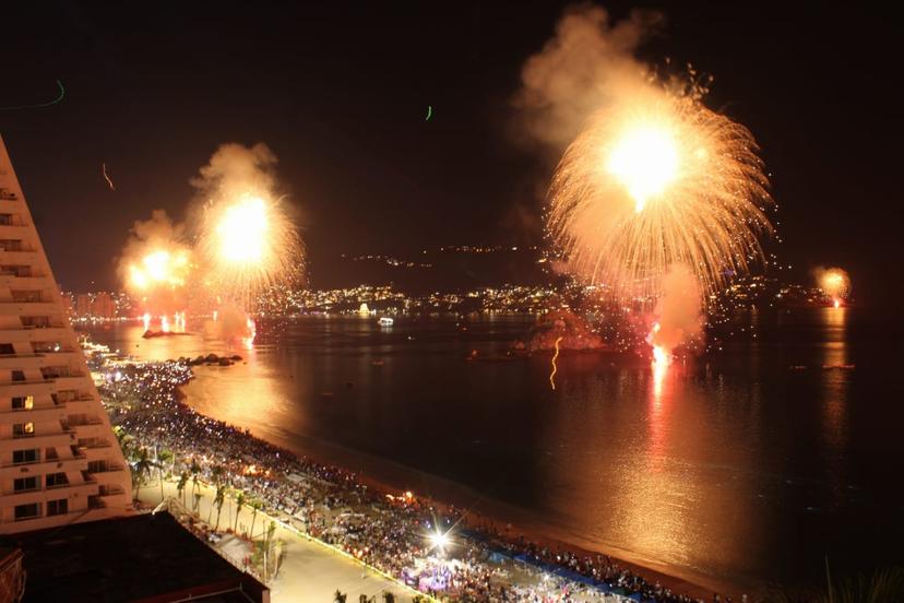 VIDEO Con gala de pirotecnia reciben el Año Nuevo en Acapulco