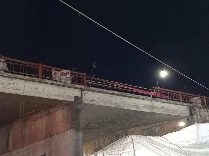 Tráiler tira barandal del puente en la carretera Tlaxcala-Texmelucan