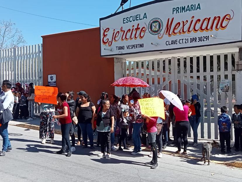 Se manifiestan padres de familia de primaria en Tehuacán; exigen regreso de un profesor