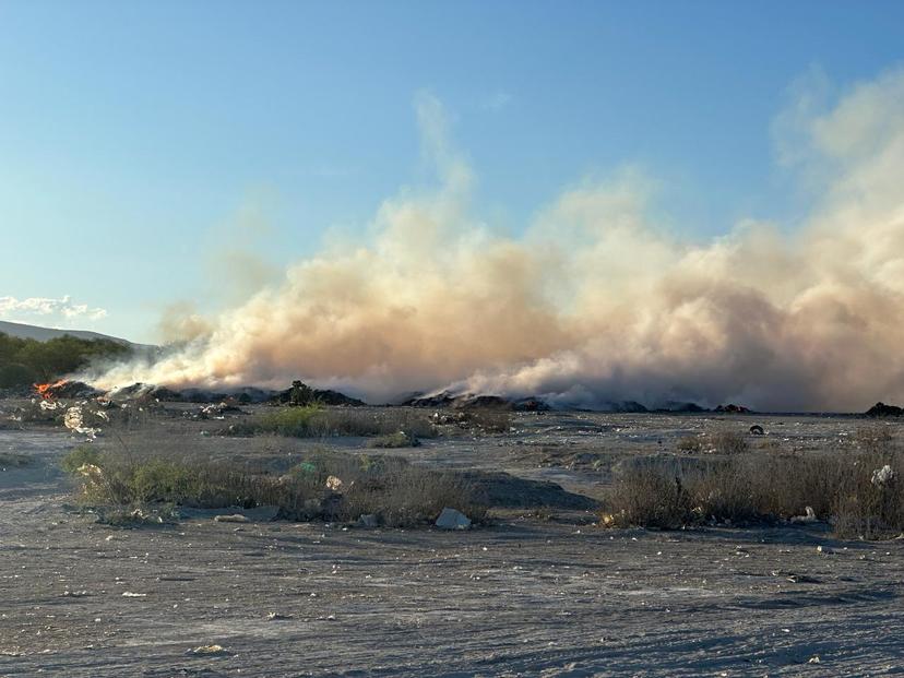 Se incendia basura del patio de maniobras de San Marcos Necoxtla en Tehuacán