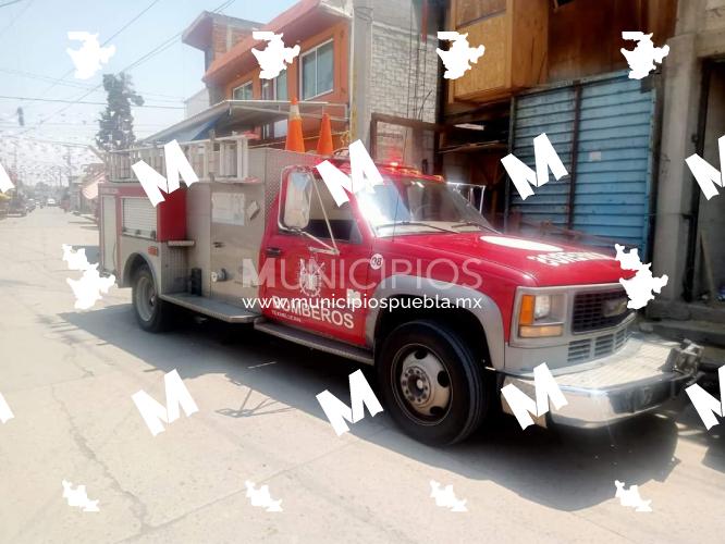 Sofocan incendio de una bodega de zacate en Texmelucan.