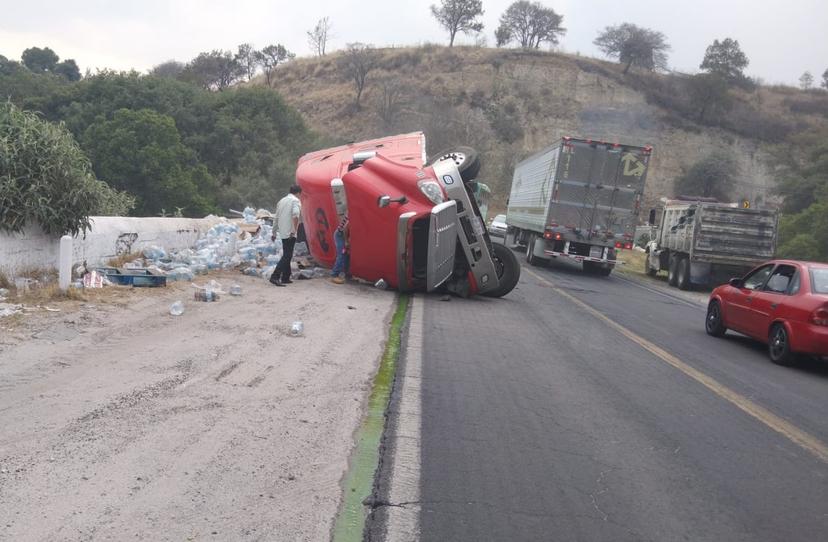 Vuelca tráiler en el puente del Emperador en Tlahuapan