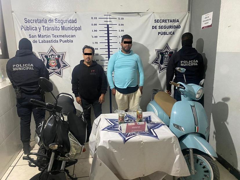 Policías de Texmelucan aseguran a dos sujetos con motocicletas robadas