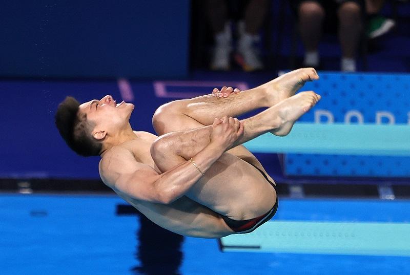 Avanza Osmar Olvera a semifinales de trampolín individual en París 2024