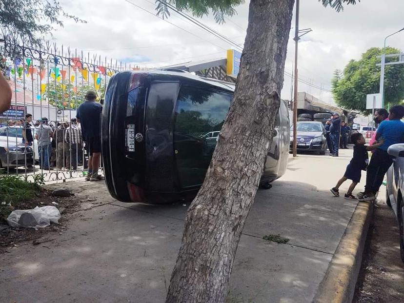 Defraudados con financiamiento automotriz, apedrean y vuelcan coche en Tehuacán