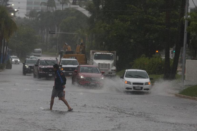 John se mantiene sobre el Pacífico mexicano y genera lluvias torrenciales