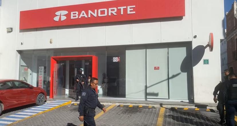 Resulta lesionado cuentahabiente en violento asalto en sucursal bancaria en Tehuacán 