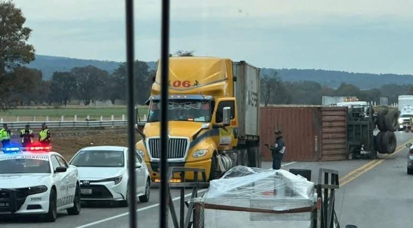 Volcadura sobre la autopista Amozoc-Perote mantiene cerrada vialidad 