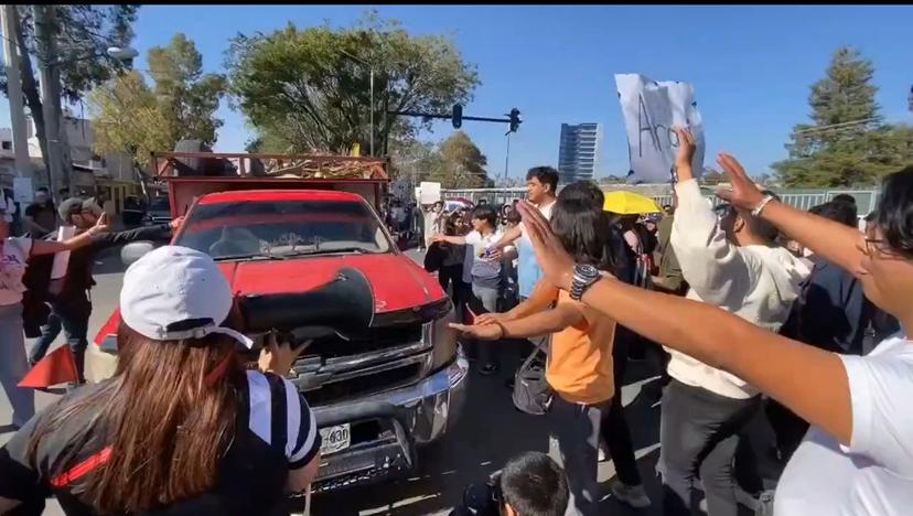 Conductor intenta atropellar estudiantes durante manifestación en Valsequillo 