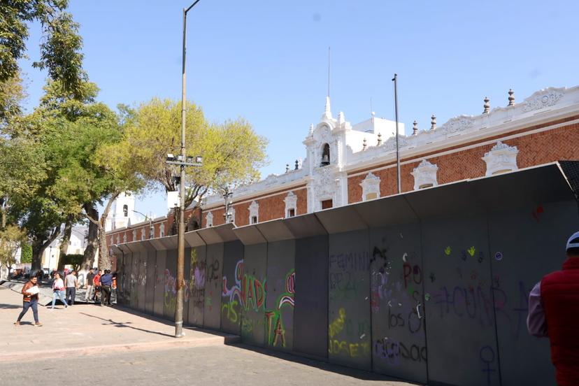 Colocan vallas metálicas alrededor de Palacio Gobierno en Tlaxcala