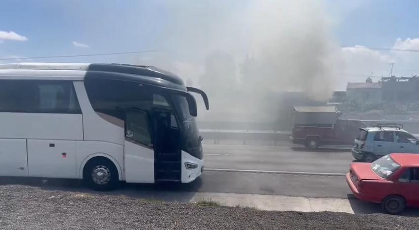 Se incendia autobús de pasajeros sobre la Puebla-Orizaba 