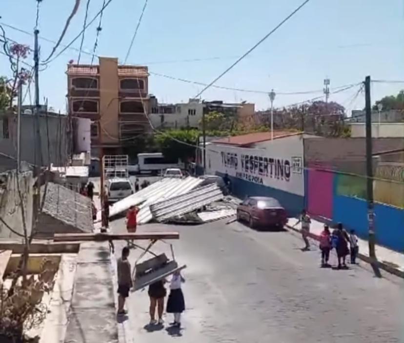 Cae techo de la escuela Pastor Rouaix; causa daño a dos vehículos y una persona